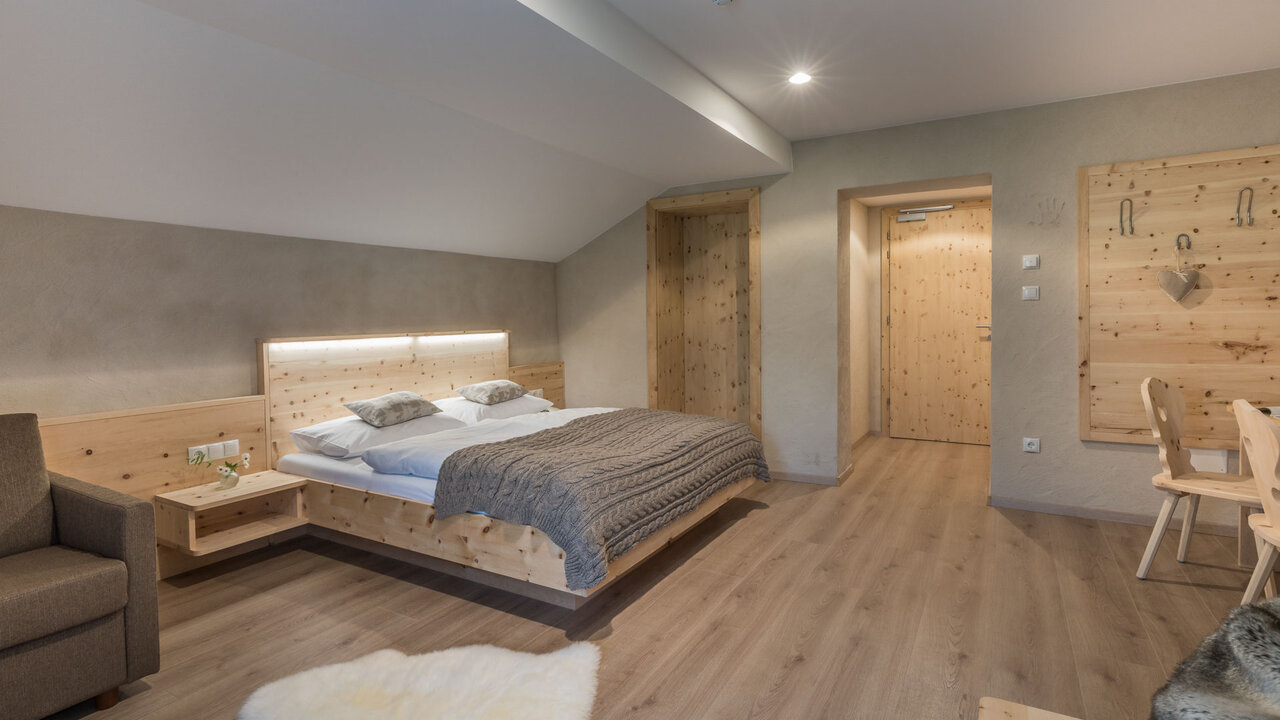 Zirbenholz Zimmer Berghotel Alpenrast in Rein in Taufers Südtirol